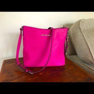 MICHAEL KORS HOT PINK PURSE